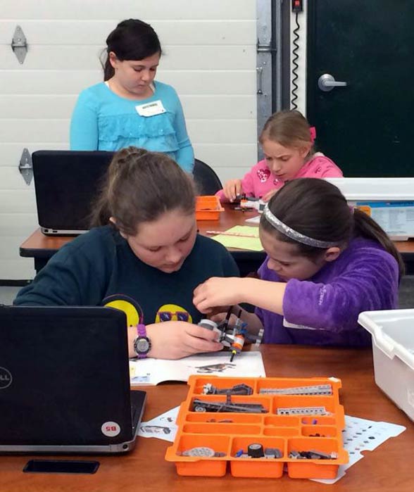 4h youth build small handheld robots