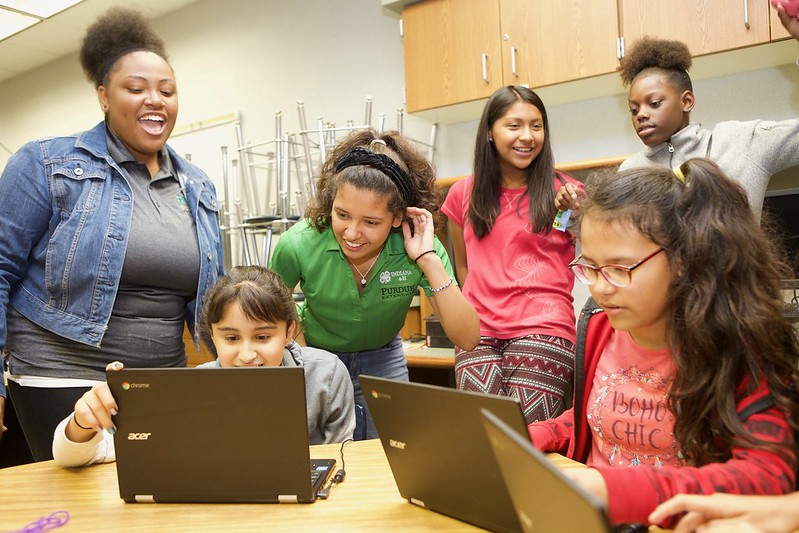 4-H kids and volunteers working together