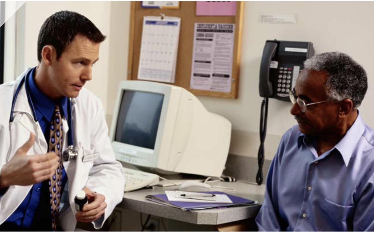 a doctor talking to a pacient
