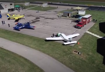 Image of airplanes in airport 