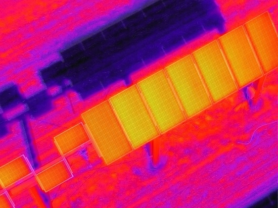 Abstract image with pink and red colors
